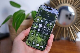 Learn how to make your lock display screen background holographic in iOS 26